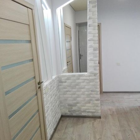 Apartment On Kryvorizhstal Street 35-24 Kryvyj Rih Exteriör bild