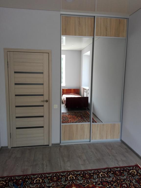 Apartment On Kryvorizhstal Street 35-24 Kryvyj Rih Exteriör bild