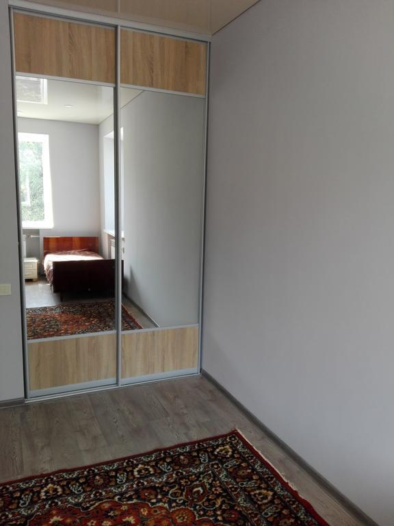Apartment On Kryvorizhstal Street 35-24 Kryvyj Rih Exteriör bild