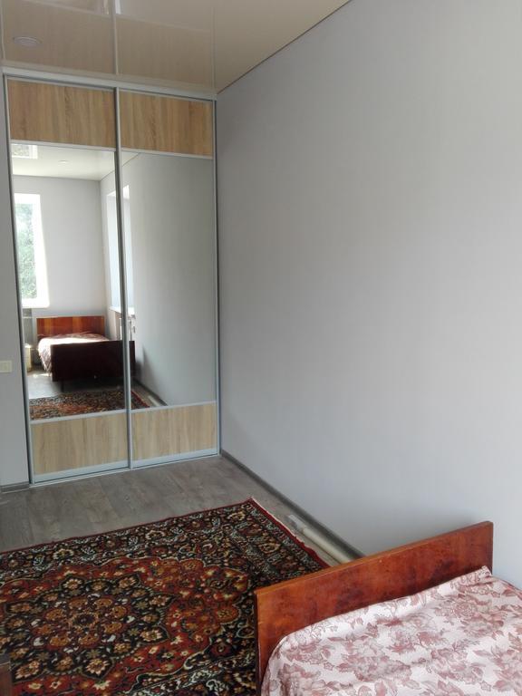 Apartment On Kryvorizhstal Street 35-24 Kryvyj Rih Exteriör bild